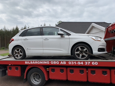 Bärgare transporterar till skroten